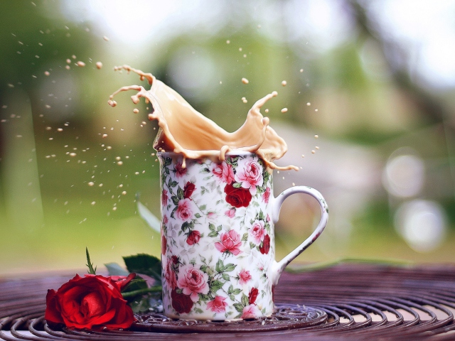 Coffee With Milk In Flower Mug screenshot #1 640x480