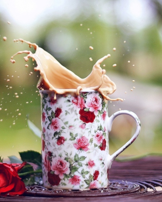Coffee With Milk In Flower Mug - Obrázkek zdarma pro 480x800