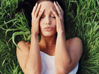 Das Angelina Jolie Wallpaper 320x240