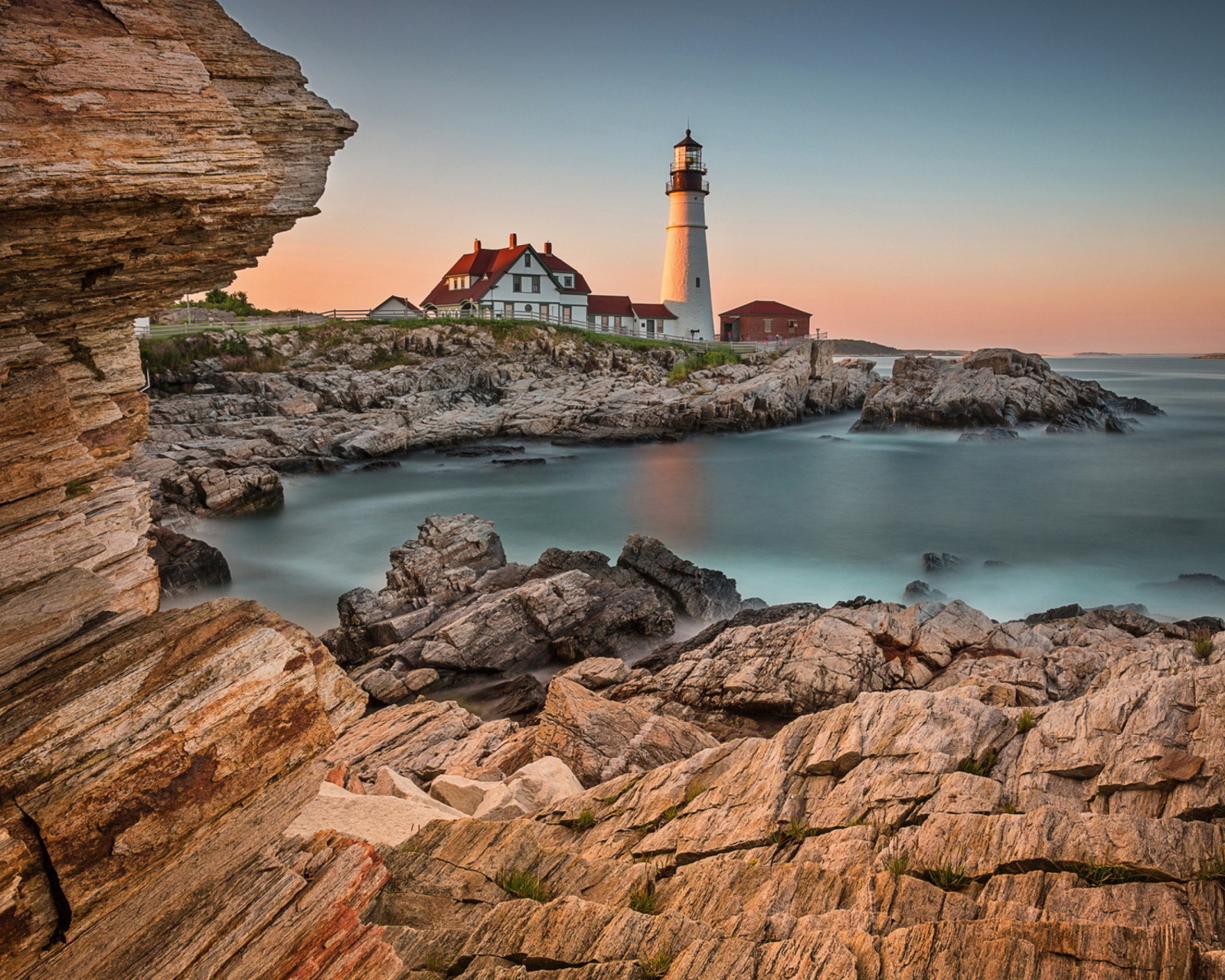 Screenshot №1 pro téma Lighthouse On Rocky Seashore 1600x1280