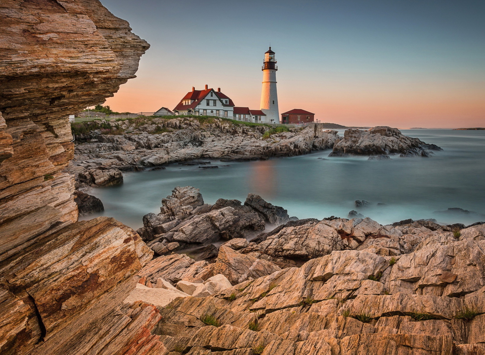 Sfondi Lighthouse On Rocky Seashore 1920x1408