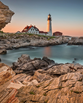 Lighthouse On Rocky Seashore - Obrázkek zdarma pro iPhone 5S