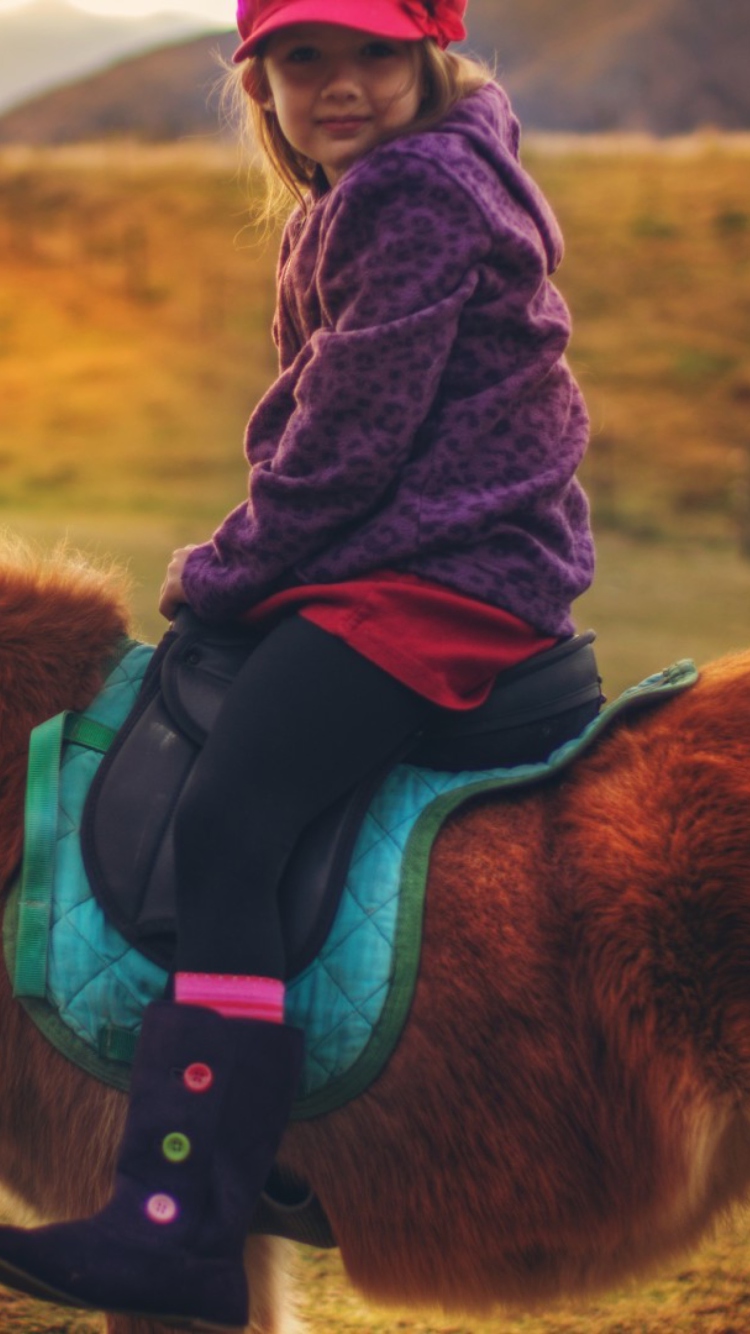 Das Little Girl On Pony Wallpaper 750x1334