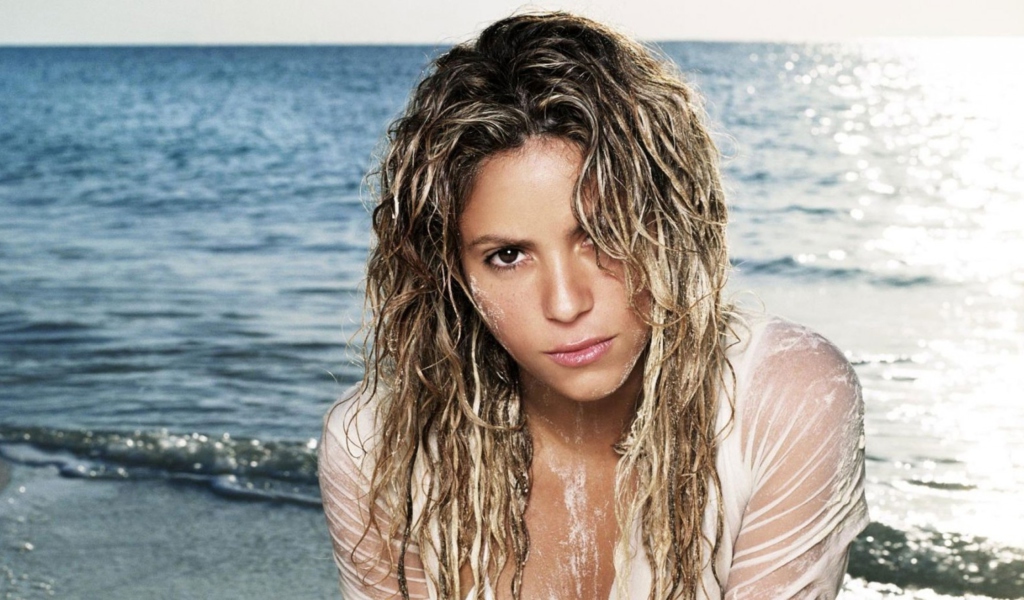 Shakira On Beach wallpaper 1024x600