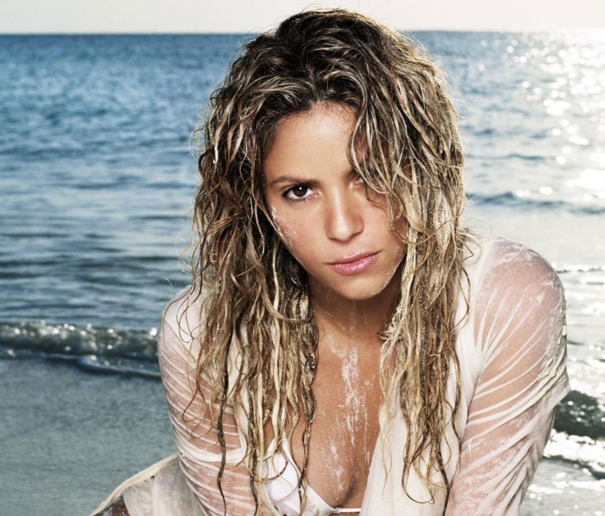 Screenshot №1 pro téma Shakira On Beach 1200x1024