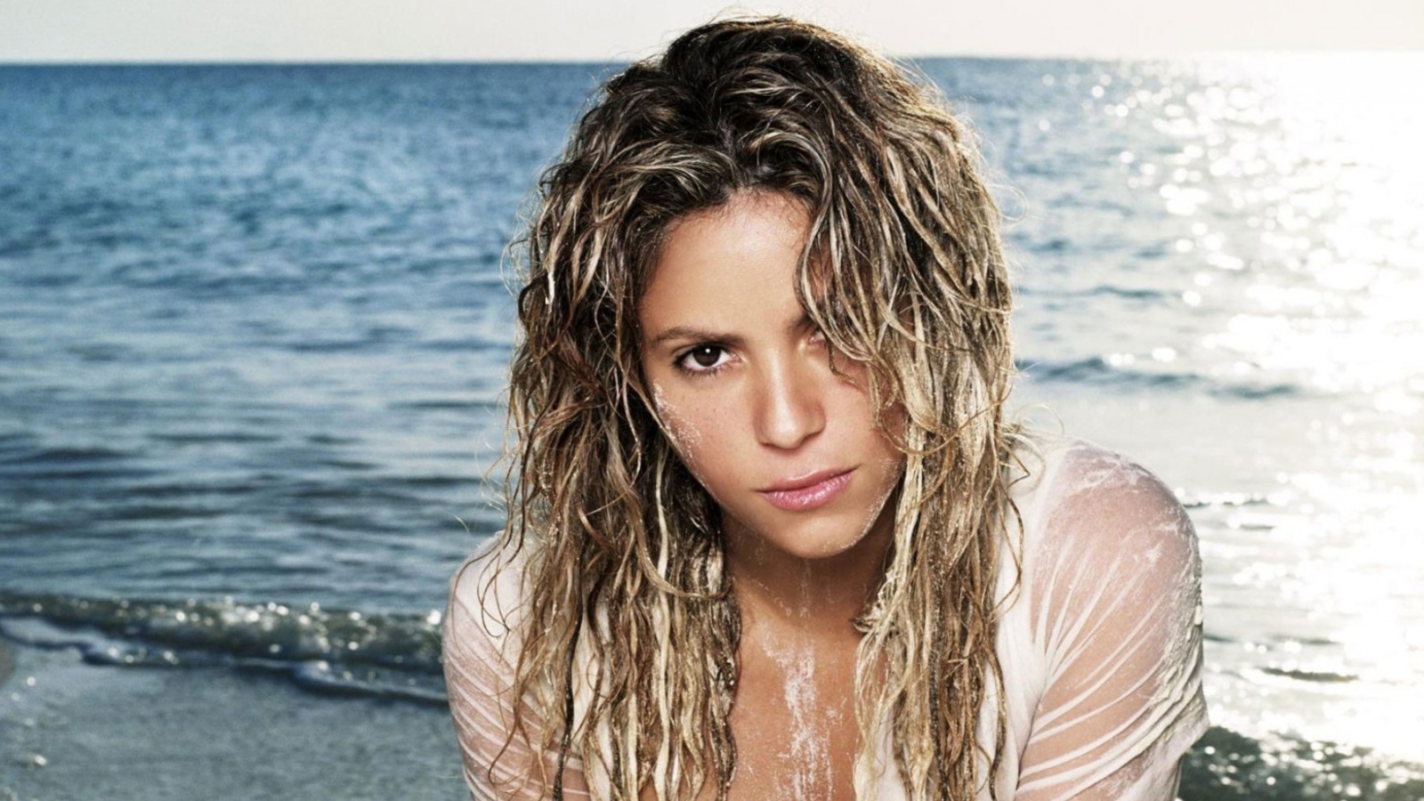 Sfondi Shakira On Beach 1600x900