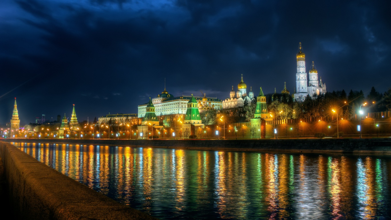 Das Moscow Kremlin and Embankment Wallpaper 1366x768