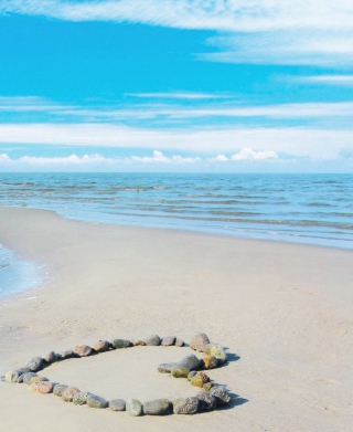 Heart Of Pebbles On Beach - Obrázkek zdarma pro Nokia Asha 300