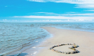 Heart Of Pebbles On Beach - Obrázkek zdarma pro 480x400