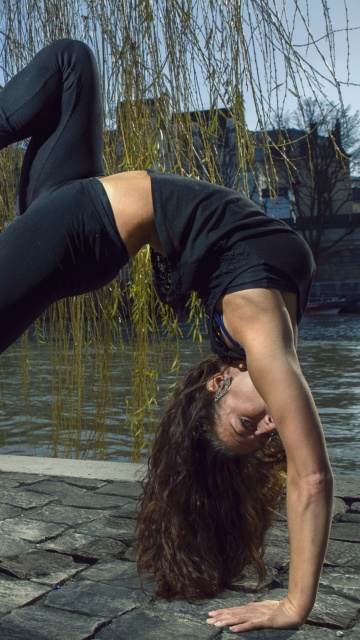 Fondo de pantalla Gymnast Girl Outdoors 360x640