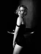 Screenshot №1 pro téma Hot Scarlett Johansson Monochrome 132x176
