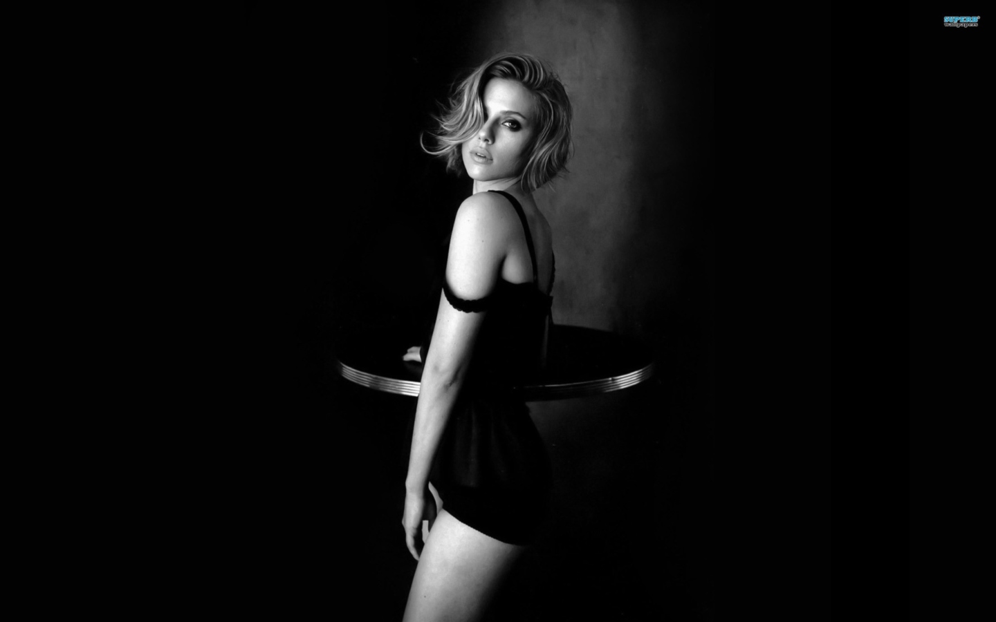 Sfondi Hot Scarlett Johansson Monochrome 1440x900