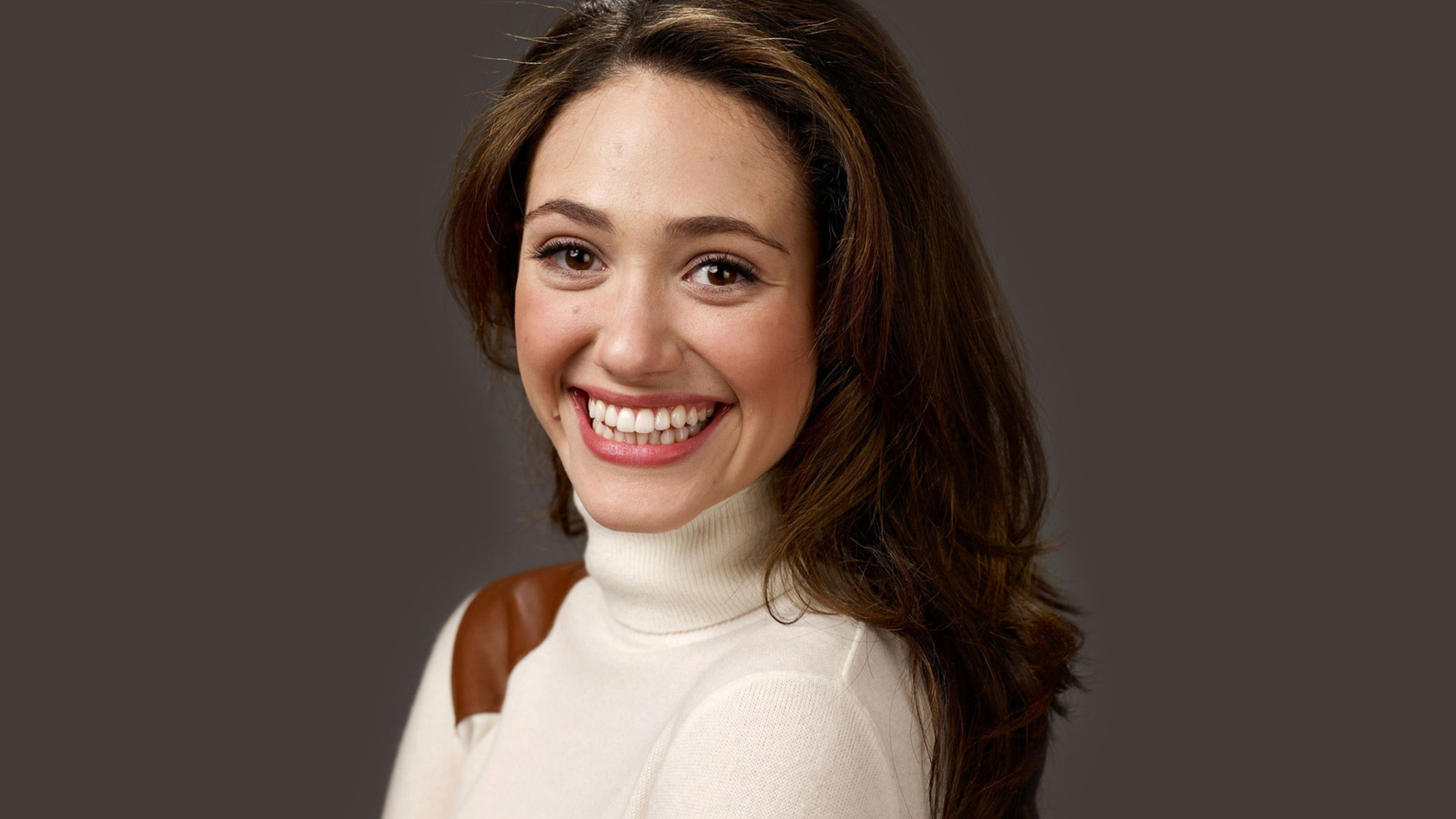 Emmy Rossum Smiling screenshot #1 1600x900