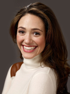 Fondo de pantalla Emmy Rossum Smiling 240x320