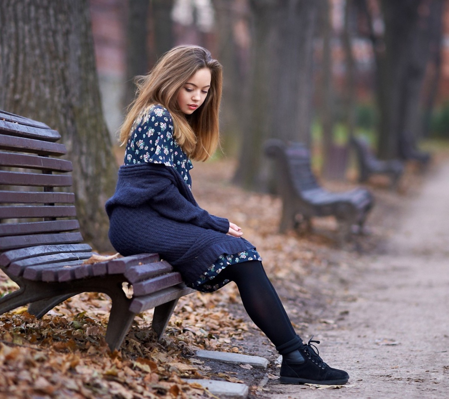 Sfondi Beautiful Girl Sitting On Bench In Autumn Park 1440x1280