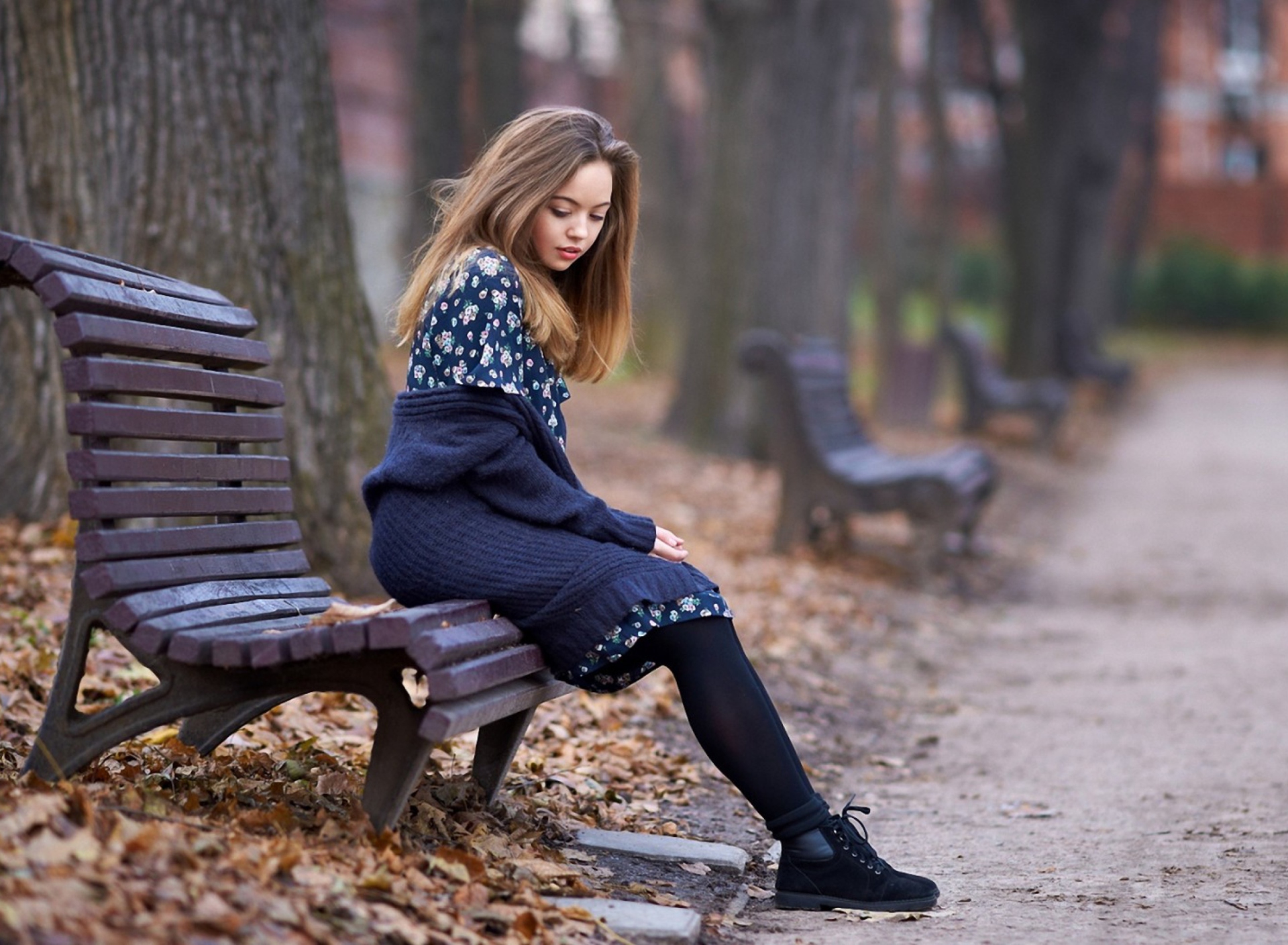 Beautiful Girl Sitting On Bench In Autumn Park wallpaper 1920x1408