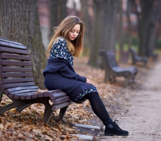 Beautiful Girl Sitting On Bench In Autumn Park - Obrázkek zdarma pro 128x128