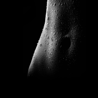 Free Wet Body Black White Picture for 1024x1024