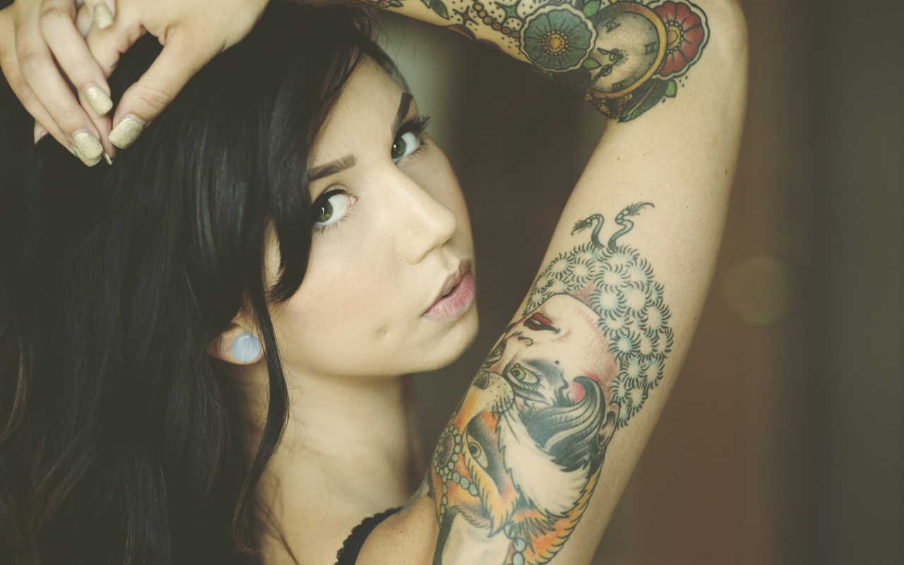 Screenshot №1 pro téma Tattooed Girl 1280x800