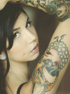 Обои Tattooed Girl 240x320
