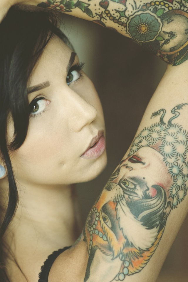Fondo de pantalla Tattooed Girl 640x960