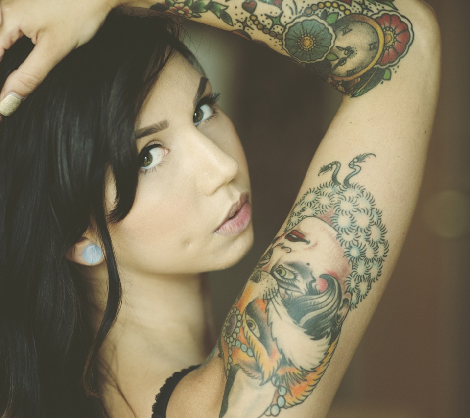 Tattooed Girl wallpaper 960x854