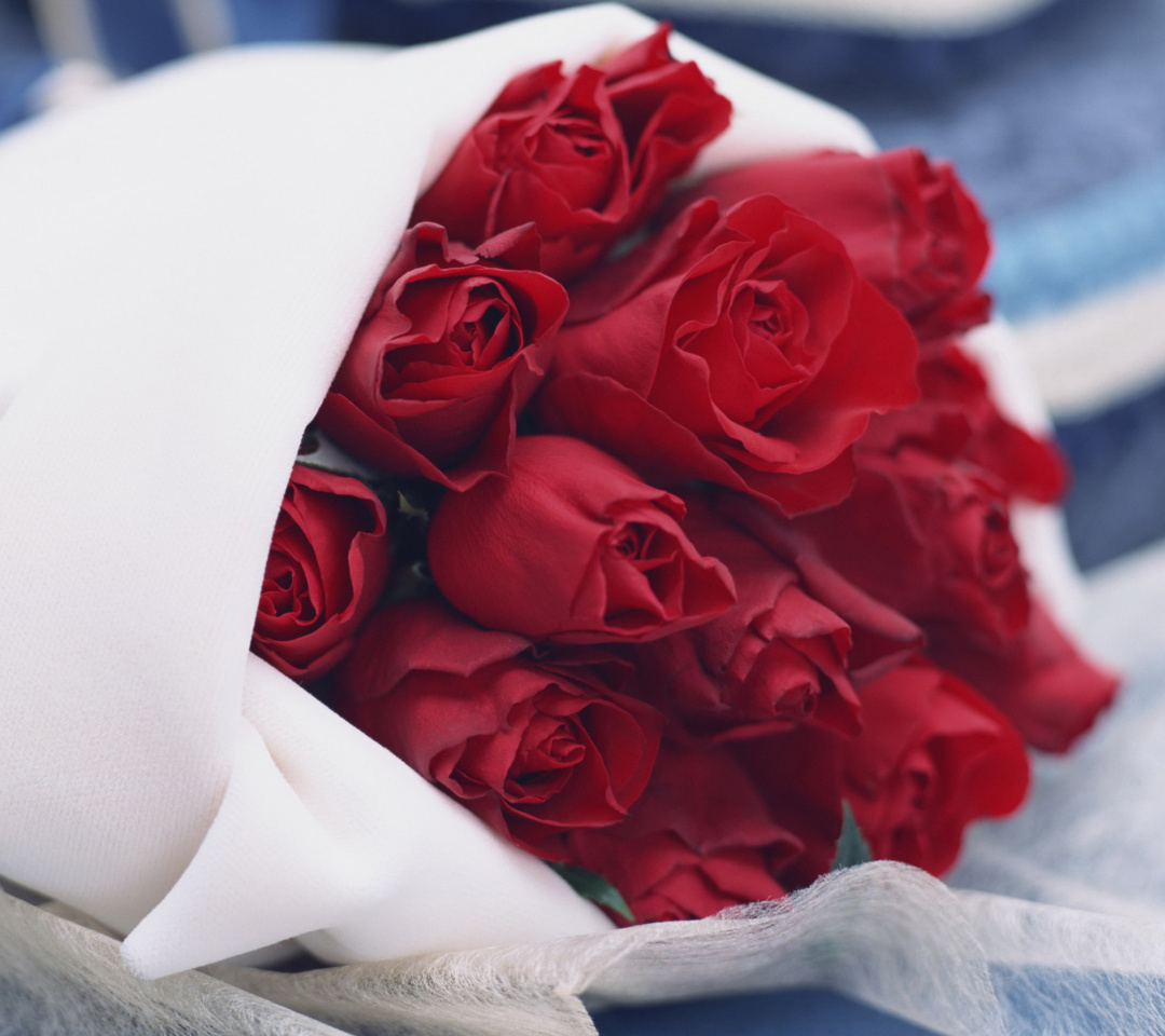 Обои Bouquet Passion Roses 1080x960