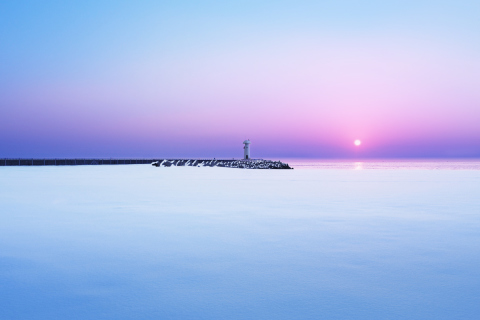 Screenshot №1 pro téma Lighthouse On Sea Pier At Dawn 480x320