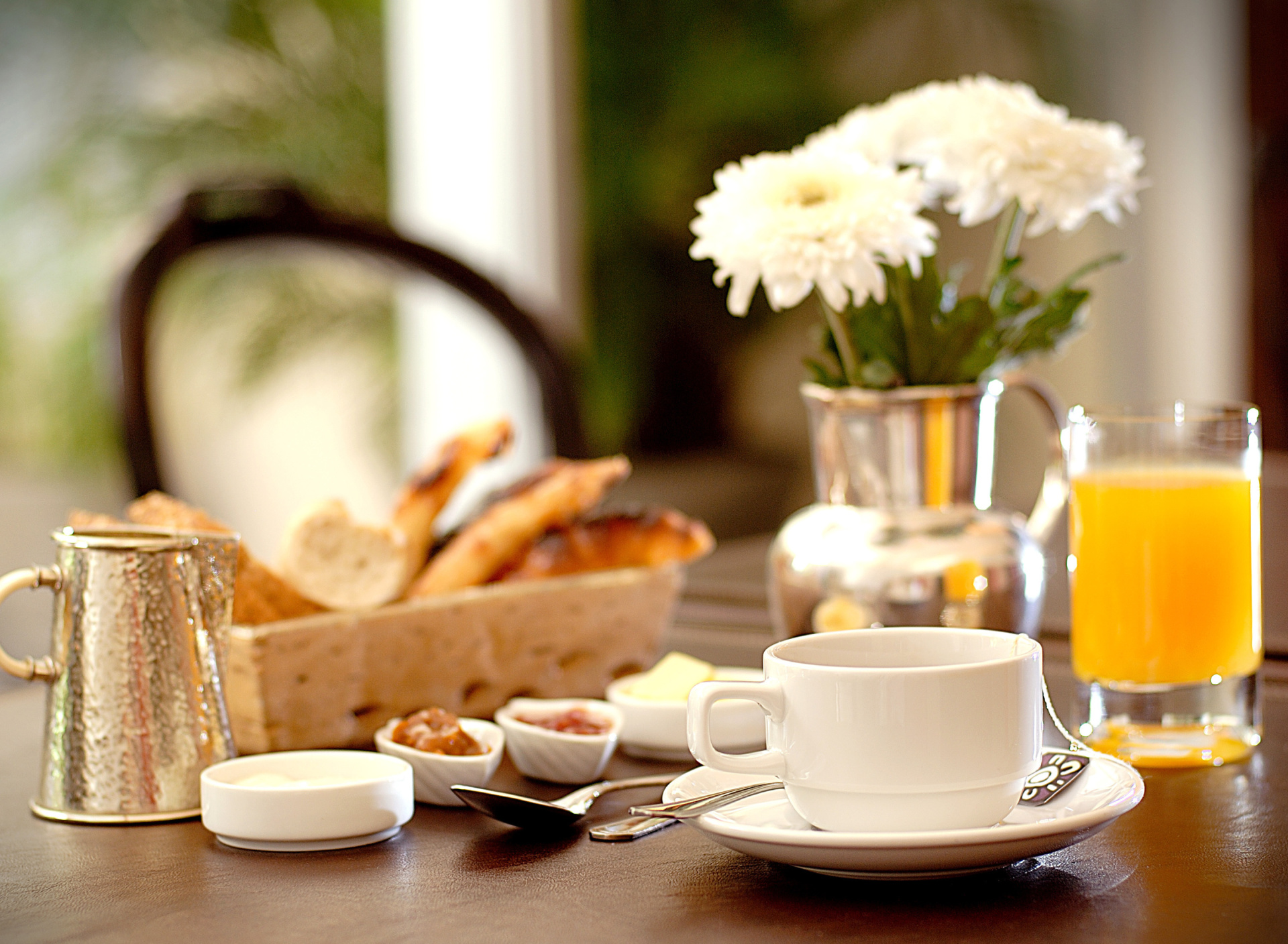 Sfondi Breakfast with orange juice and Biscuits 1920x1408