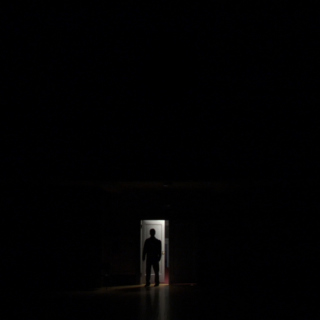 Silhouette In Dark - Obrázkek zdarma pro iPad