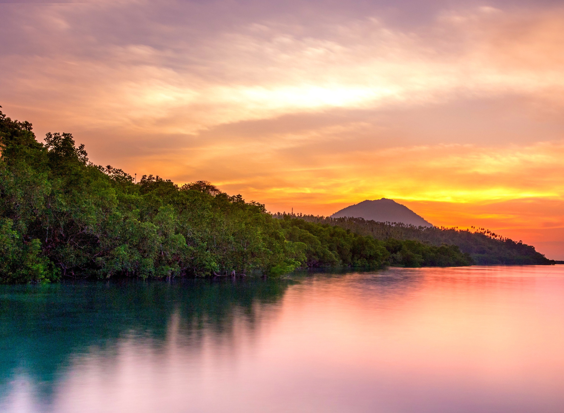 Das Manado North Sulawesi in Indonesia Wallpaper 1920x1408