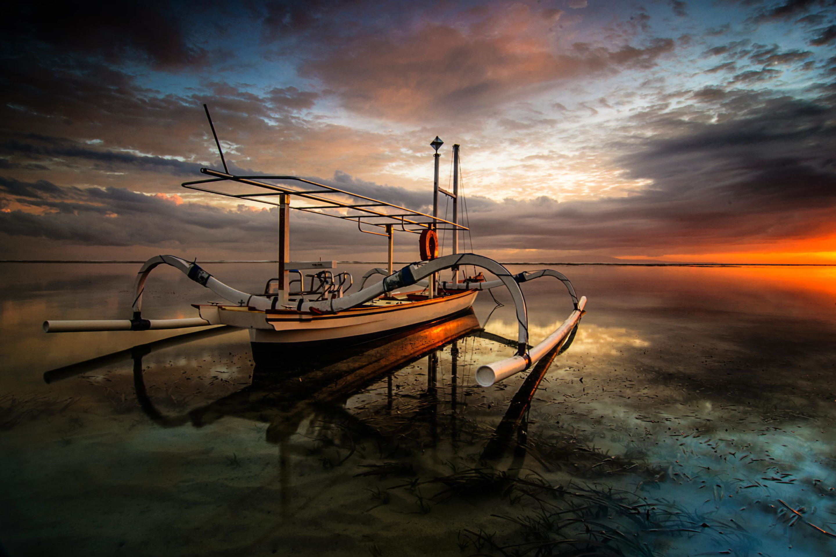 Das Landscape with Boat in Ocean Wallpaper 2880x1920