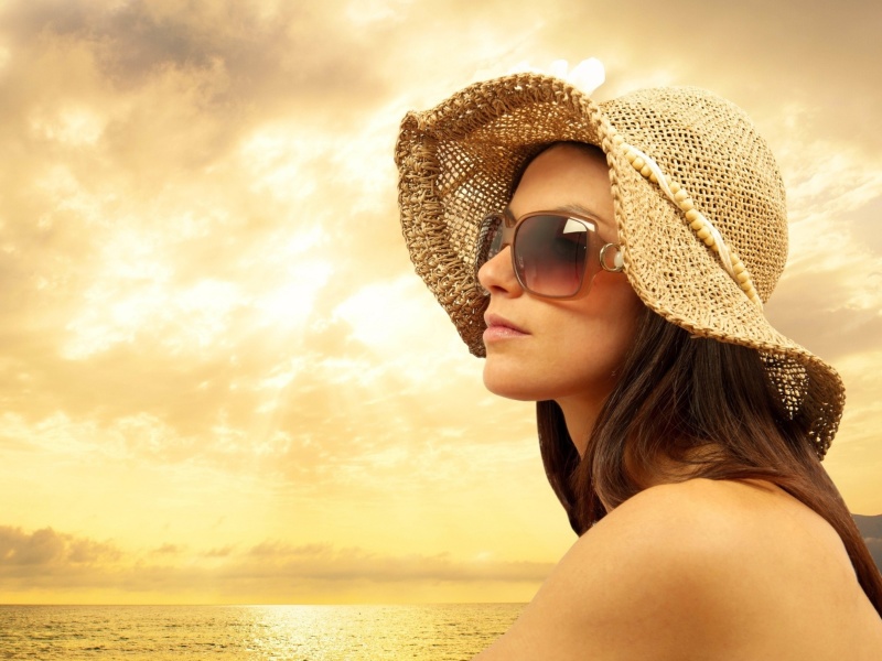 Romantic Girl near Sea screenshot #1 800x600