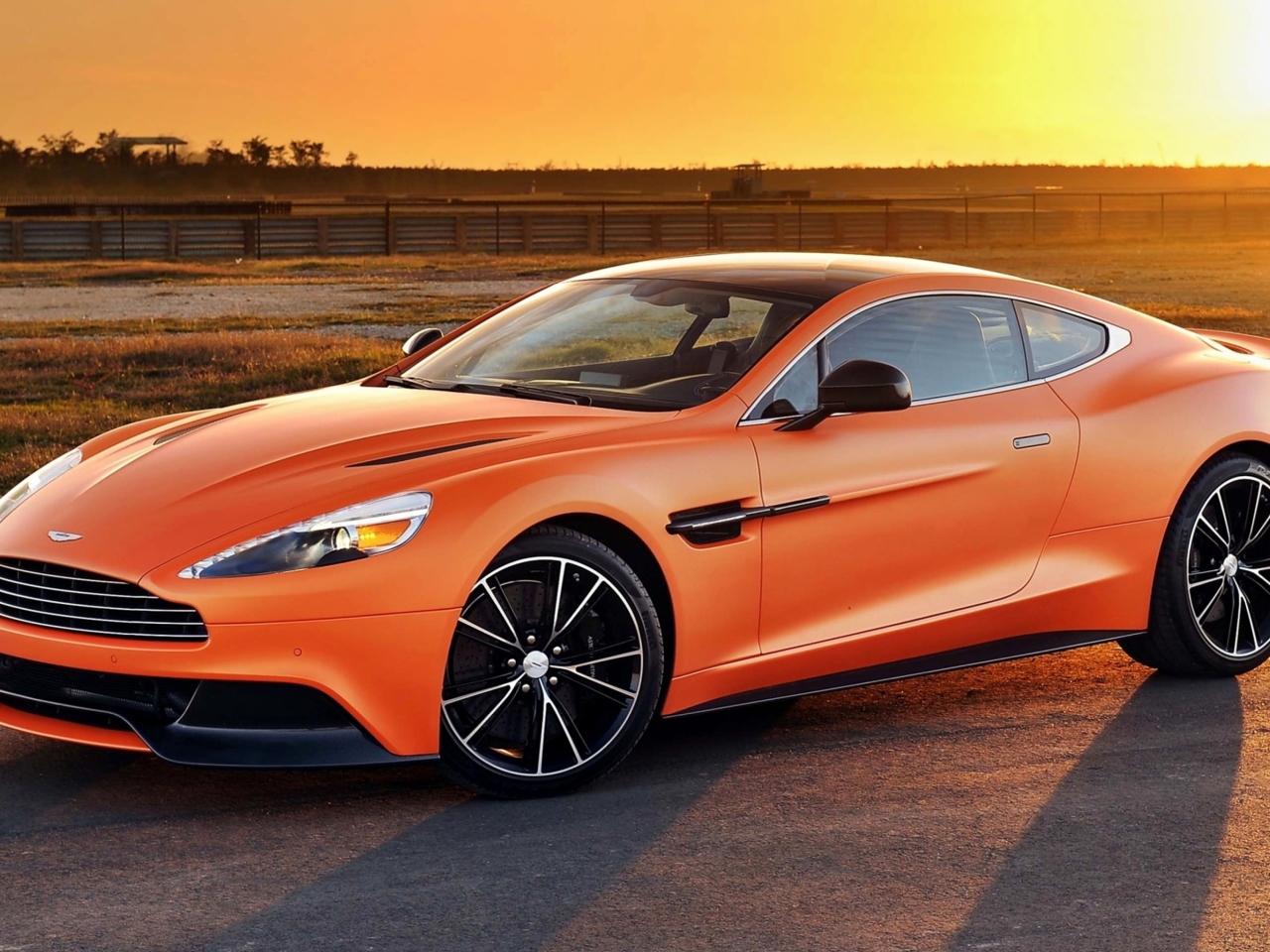 Fondo de pantalla Aston Martin Vanquish 1280x960