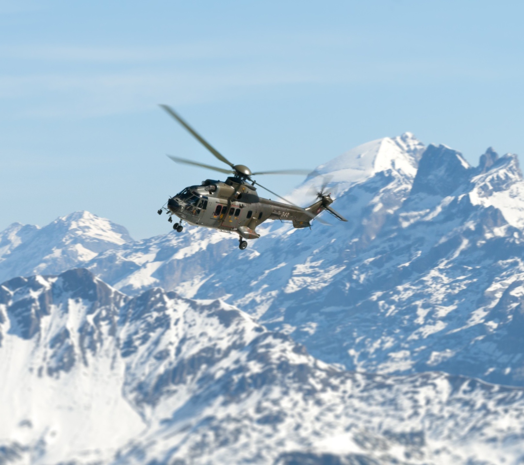 Fondo de pantalla Helicopter Over Snowy Mountains 1080x960