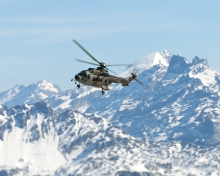 Das Helicopter Over Snowy Mountains Wallpaper 220x176