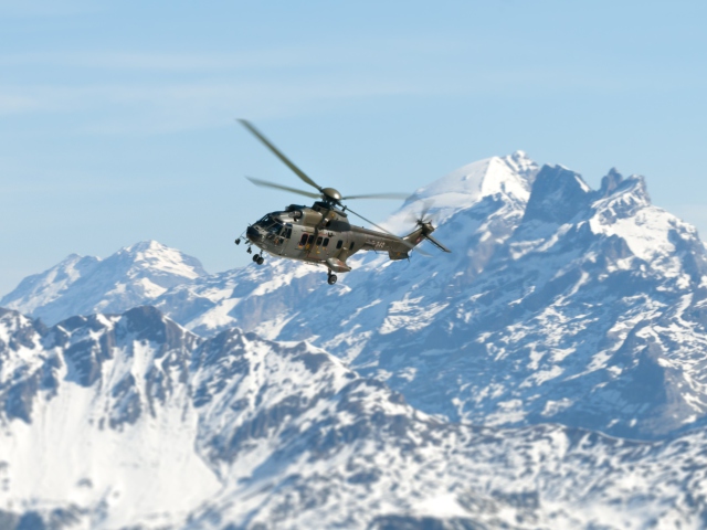 Fondo de pantalla Helicopter Over Snowy Mountains 640x480