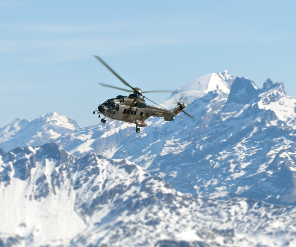 Fondo de pantalla Helicopter Over Snowy Mountains 960x800