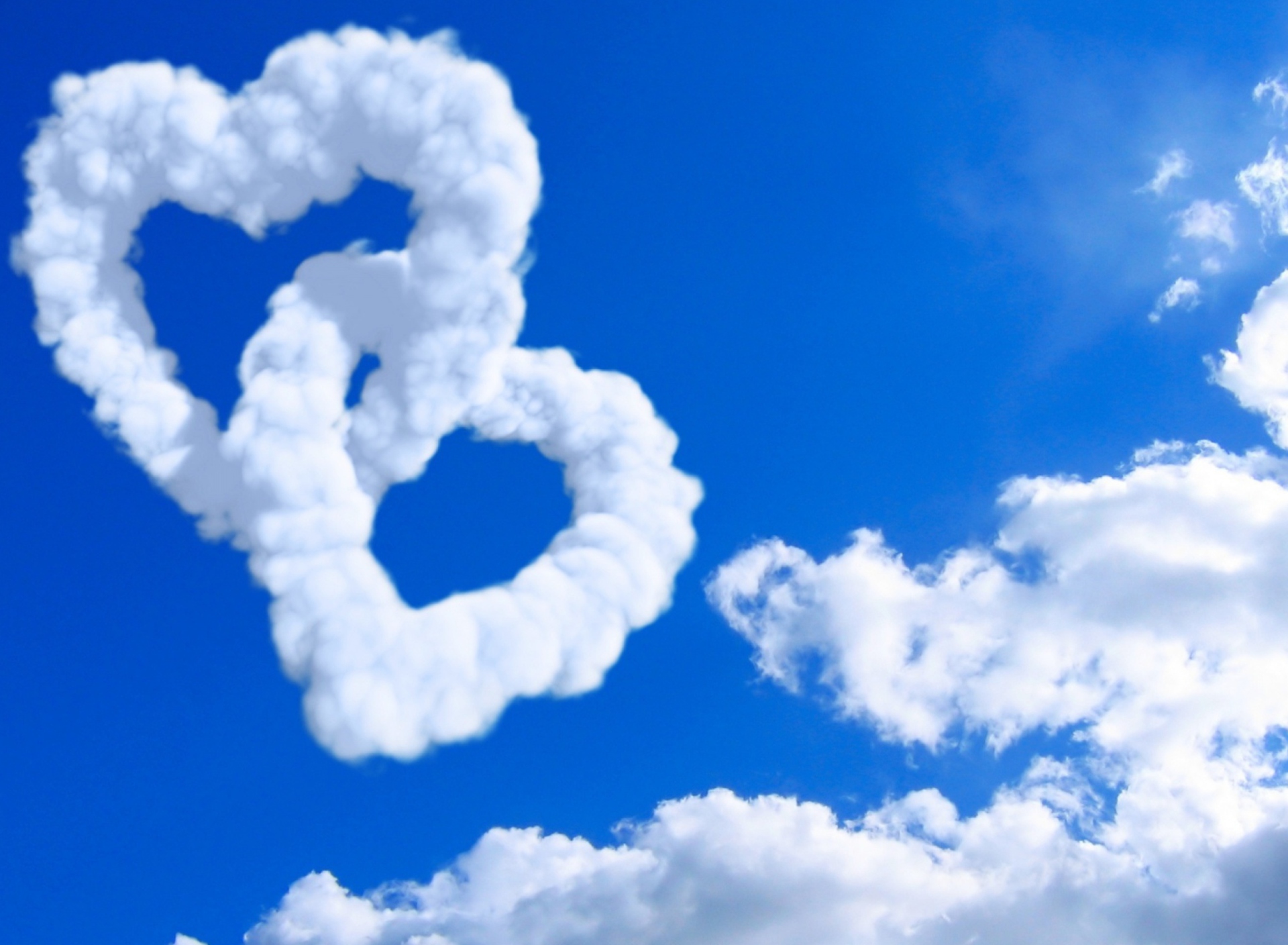 Fondo de pantalla Heart Shaped Clouds 1920x1408