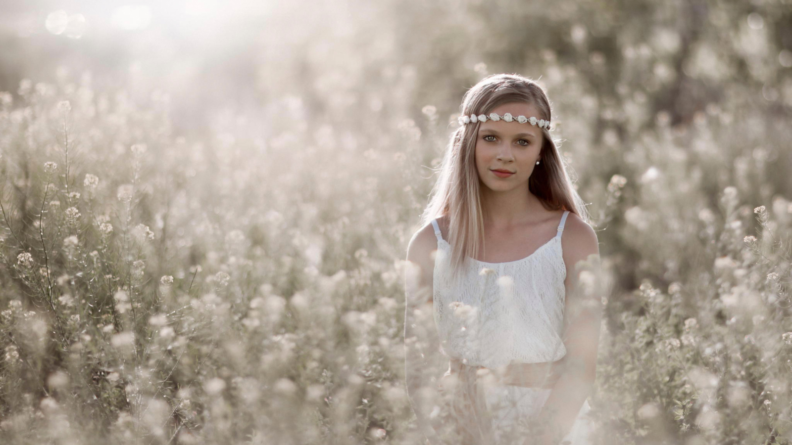 Romantic Girl In Summer Field screenshot #1 1600x900