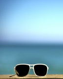 Screenshot №1 pro téma White Sunglasses 128x160