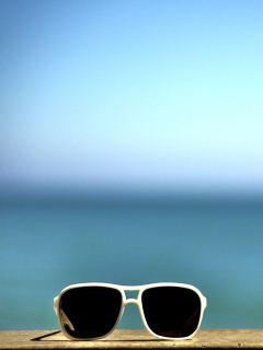 Fondo de pantalla White Sunglasses 240x320