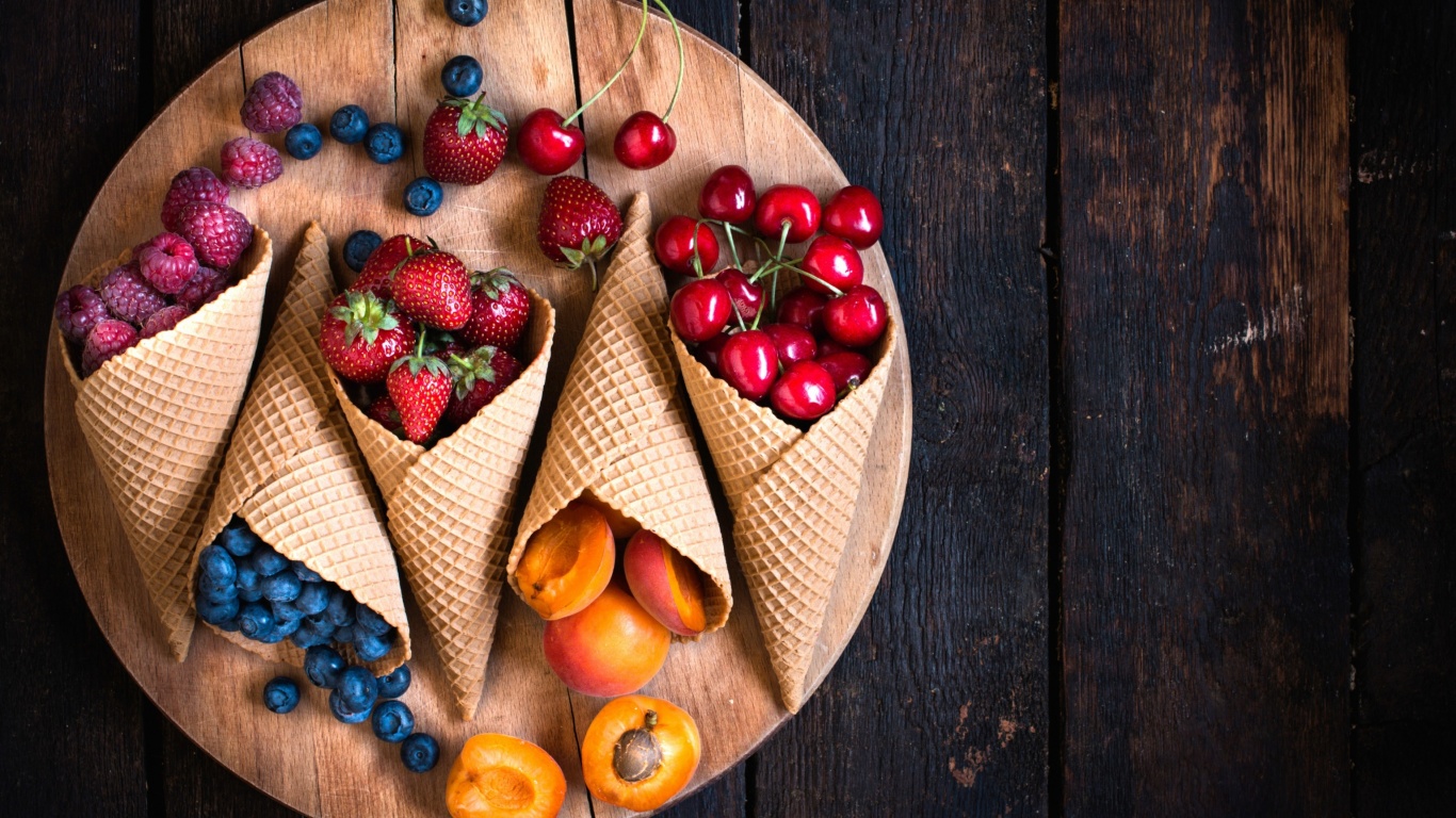 Sfondi Raspberries, cherries, apricots 1366x768