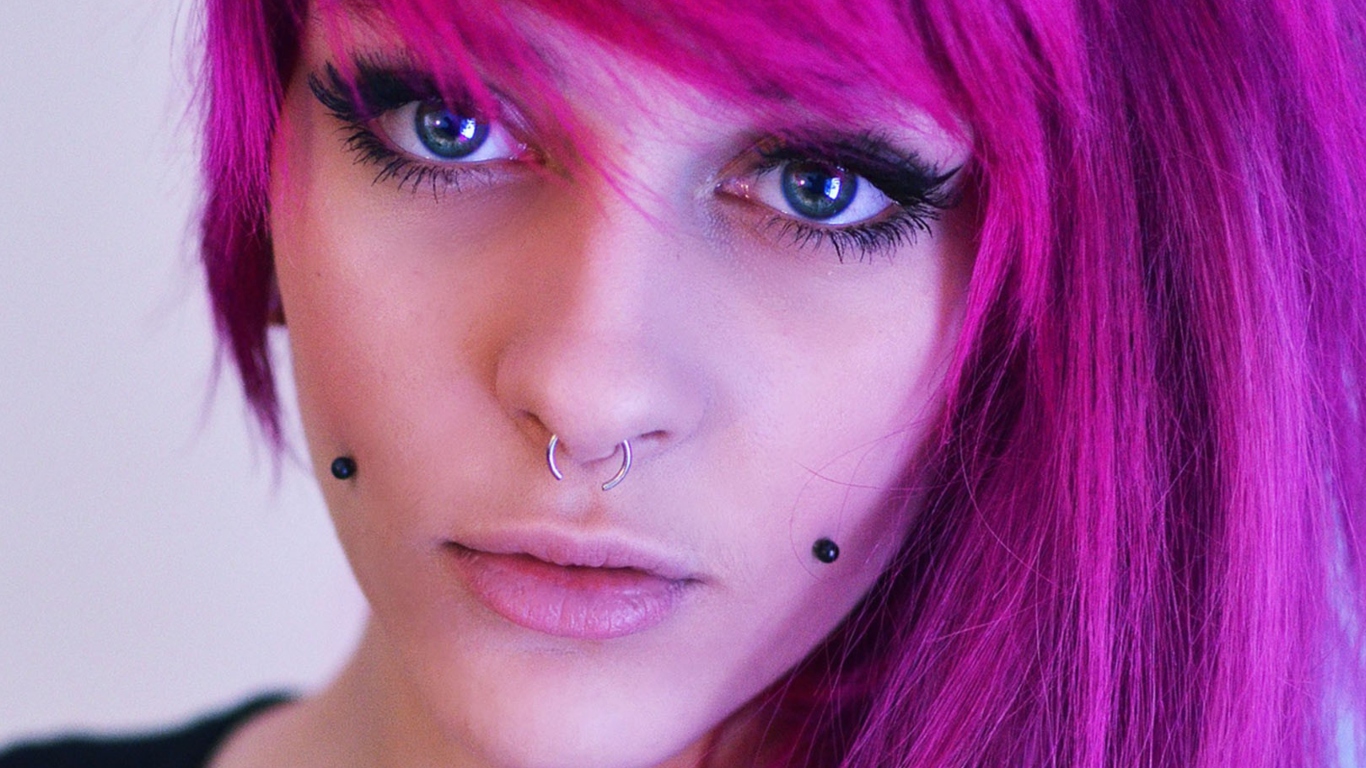 Das Pierced Girl With Pink Hair Wallpaper 1366x768