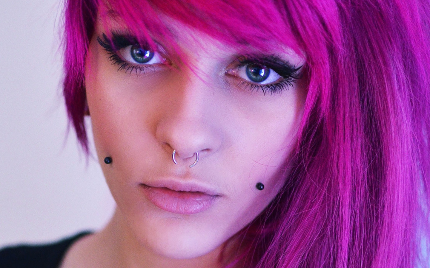 Screenshot №1 pro téma Pierced Girl With Pink Hair 1440x900