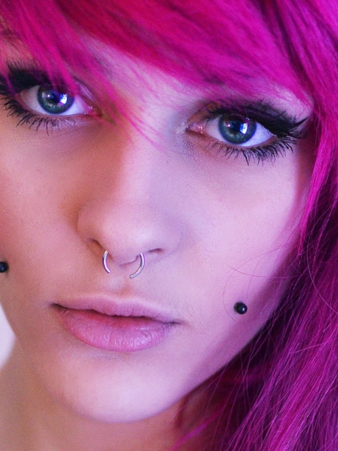 Das Pierced Girl With Pink Hair Wallpaper 480x640