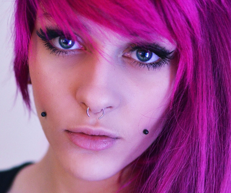 Das Pierced Girl With Pink Hair Wallpaper 960x800