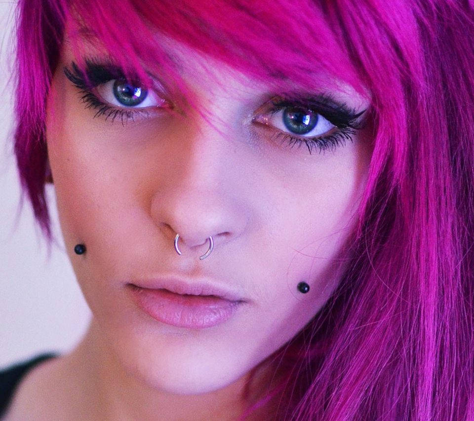 Обои Pierced Girl With Pink Hair 960x854