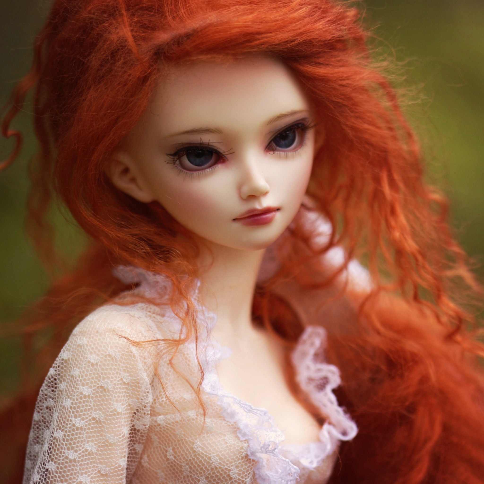 Screenshot №1 pro téma Gorgeous Redhead Doll With Sad Eyes 2048x2048