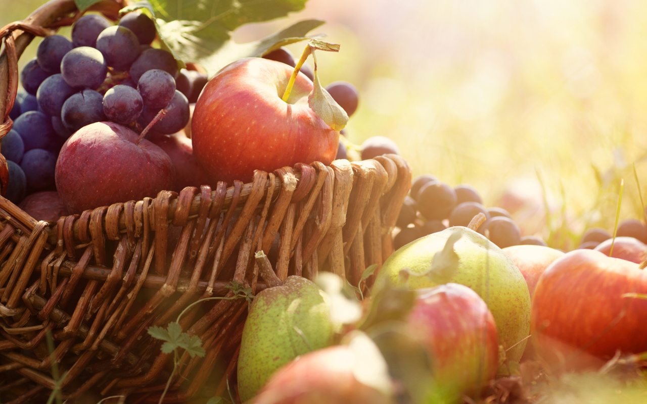 Обои Apples and Grapes 1280x800